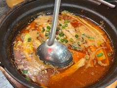 -何妹湿辣牛肉·粤式烧烤砂煲(桂雅路店)