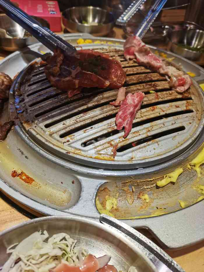 金达莱碳烤肉(华为地铁站 7号店)-"前菜挺丰富的,有非常多几乎摆满在