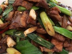 红糖馒头配秘制回锅肉-凯华海鲜火锅·传承三十六年