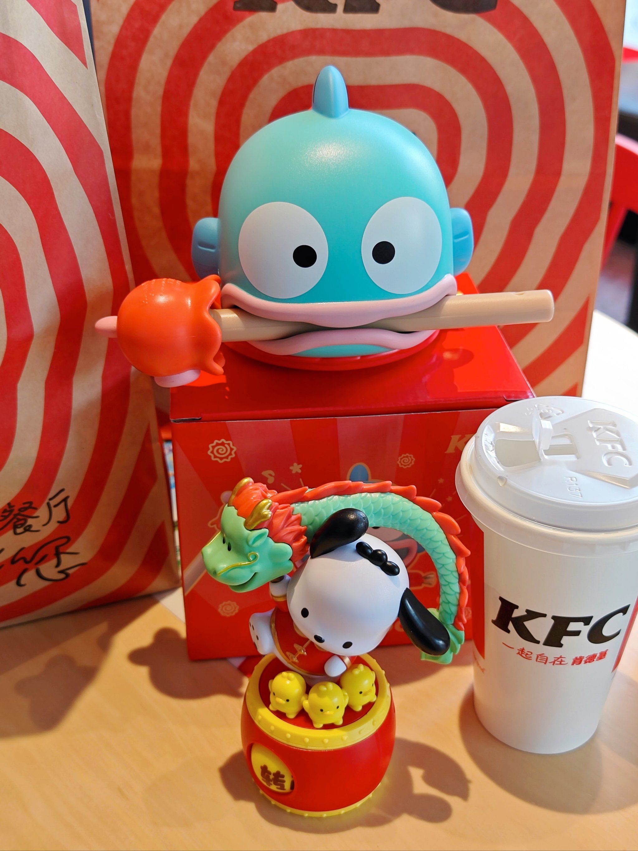 28去肯德基购买联名套餐就可以入手:
第一款是转运舞龙帕恰狗,帕