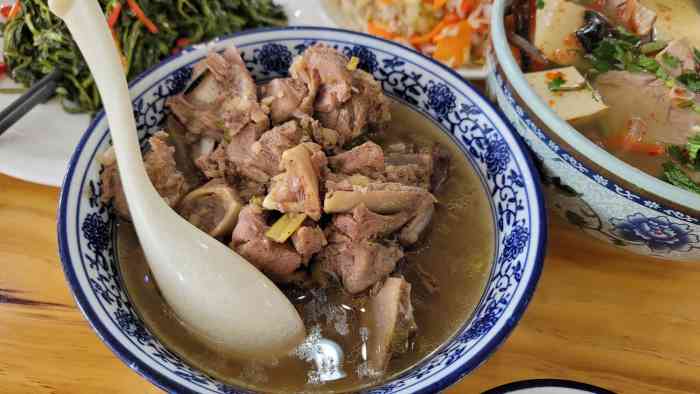 穆豪麦蒸碗羊羔肉-"环境好,菜品齐全,老板人厚道,不欺生不宰.