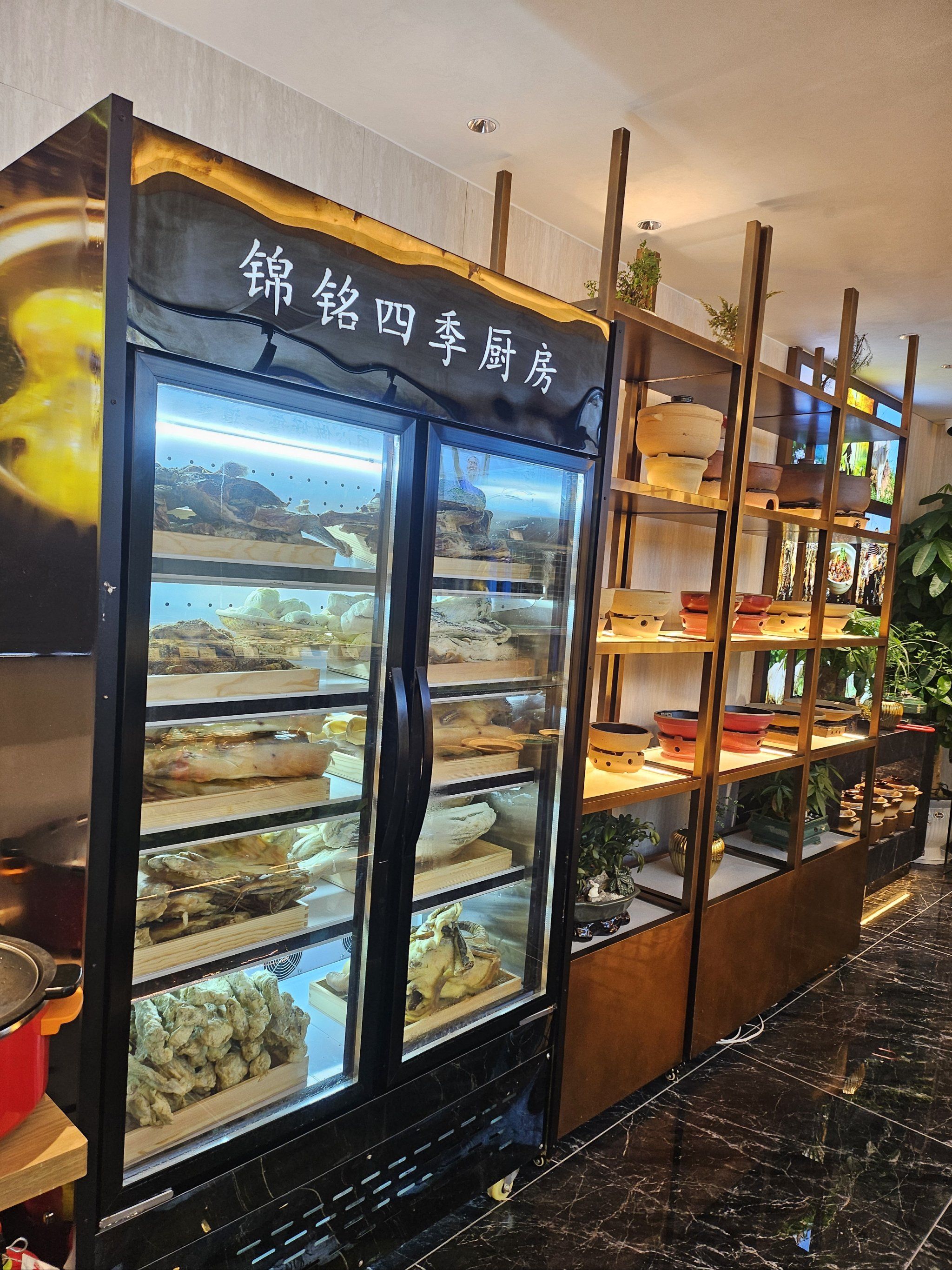 满满一大柜,还有好多自己腌制的小菜,明档菜区