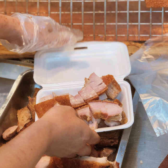惠食家天天手撕猪手(西华店)-"正值清明时节,很多街坊来买烧猪99呢!