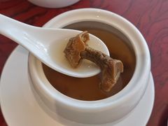 姬松茸赤肉炖乳鸽-扬州香格里拉·香宫中餐厅