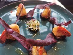 煎虾配紫薯泥薯片及姜味柠檬汁-AZUL by FUEL蓝色·法式酒馆(琶醍店)