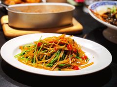 酸辣土豆丝炒豆苗-老头儿油爆虾·1987杭州烟火味(湖滨银泰in77D区店)