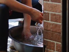 阿姨在收拾黄鱼-大时代美食面馆