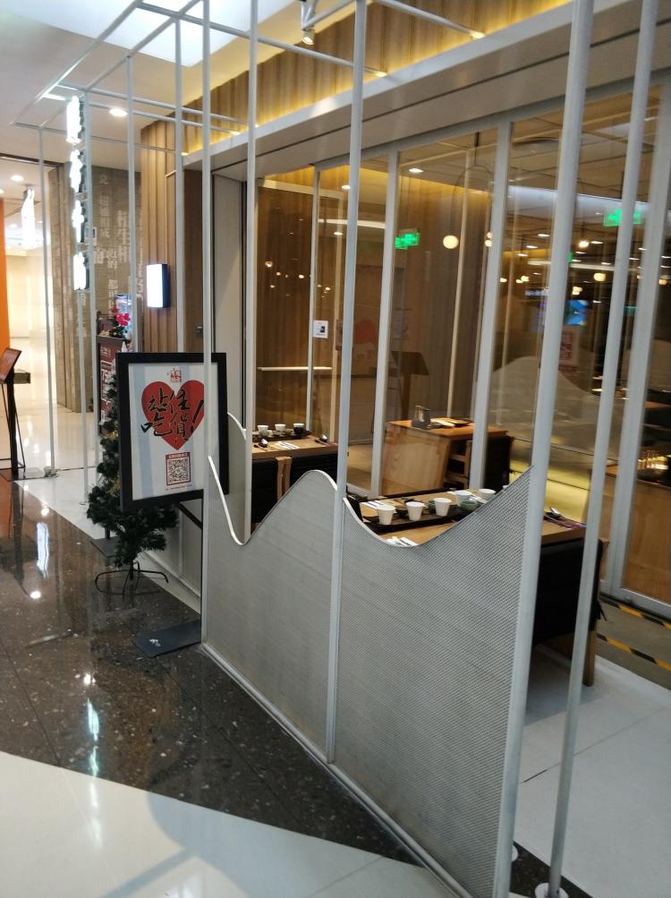 雕爷牛腩也算网红店了,之前各种宣传营销,轻食风格的餐厅,味道还可以