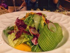 牛油果沙拉配油醋汁及烤核桃仁-恰餐厅CHAR Grill(北京三里屯洲际店)