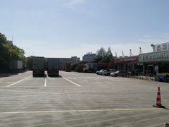 -临港服务区·停车场