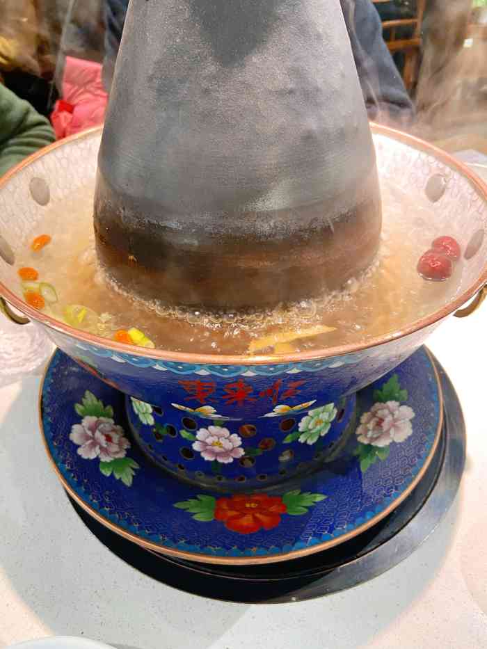 东来顺的铜锅儿火锅真的太好吃特别喜欢手切羊肉朋友说想吃火锅正好