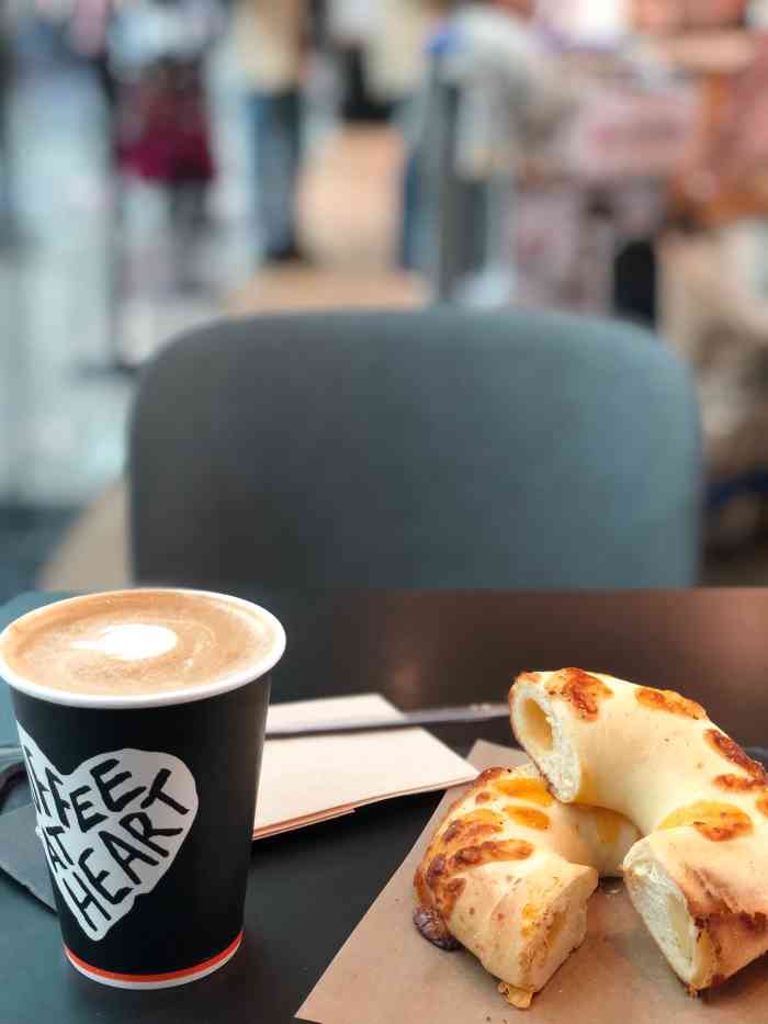 dunkin coffee house-"机场的dd和外面的不太一样 甜甜圈的种类.