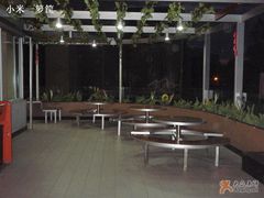 夜晚的屋外用餐区-麦当劳(国际社区店)