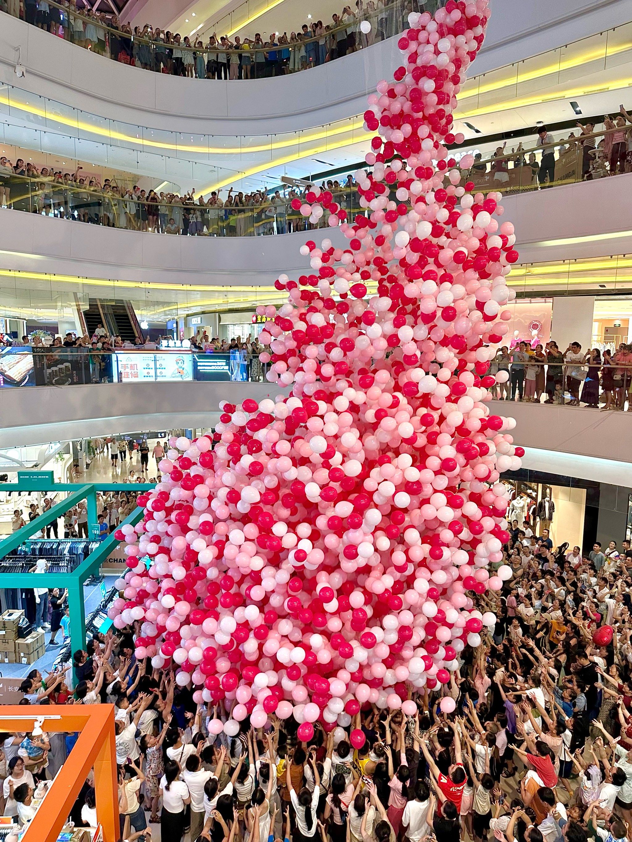 东莞这里!七夕的气球雨🎈 好浪漫!