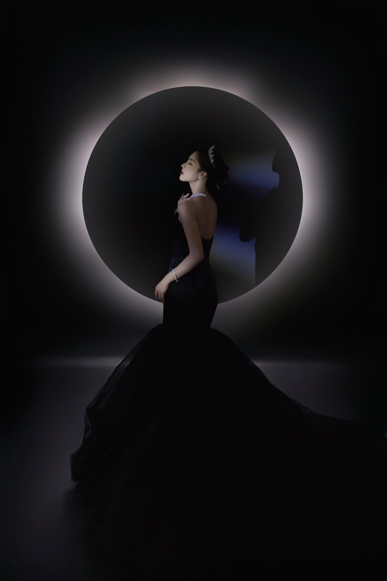 黑色重工婚纱与光影结🈴️
散发着黑天鹅🦢般迷人气息
