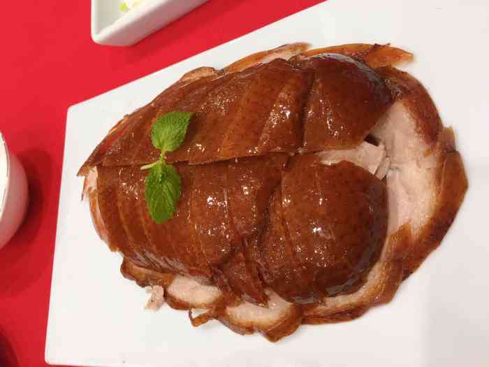 大德烤鸭(旺角国际店)-"烤鸭用利刀将整只鸭片成薄片,用烙好的荷叶.