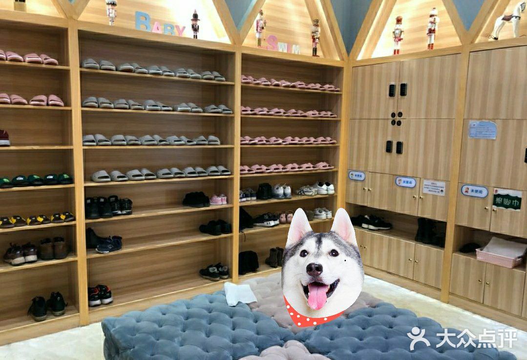 孩子第一次上游泳课[调皮]