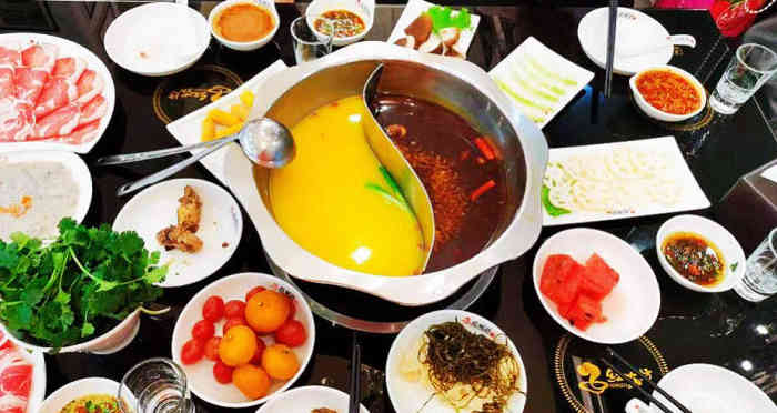 红菇坊火锅(橡树湾店)-"一家不错的餐厅,首先给服务小伙一个赞.环.