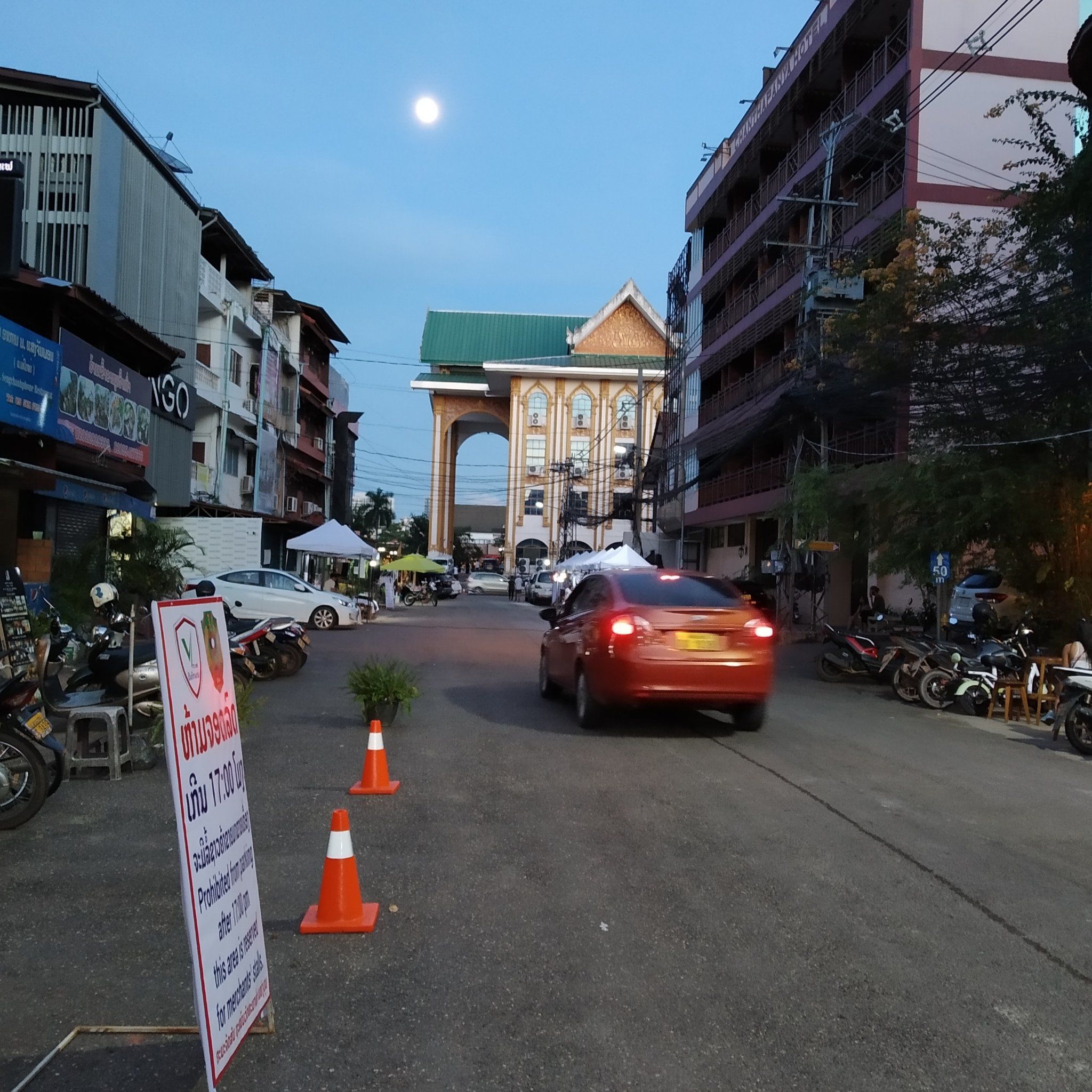 老挝万象的月圆之夜