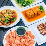 在花园小院里吃一顿海鲜大餐，很惬意