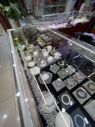 -灵彩珠宝(朗香街店)