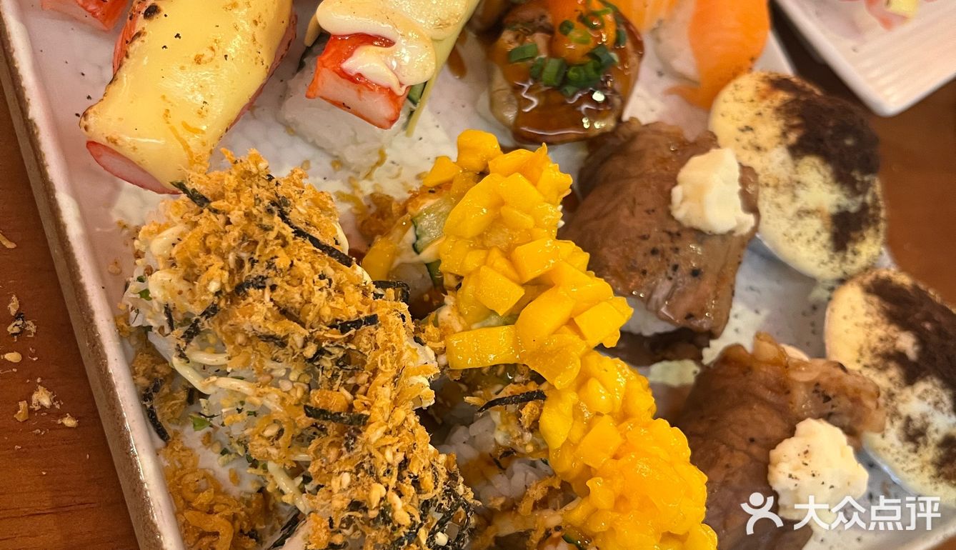 其中包括一道特别的盖饭和一份最顶有钱人套餐