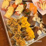 其中包括一道特别的盖饭和一份最顶有钱人套餐