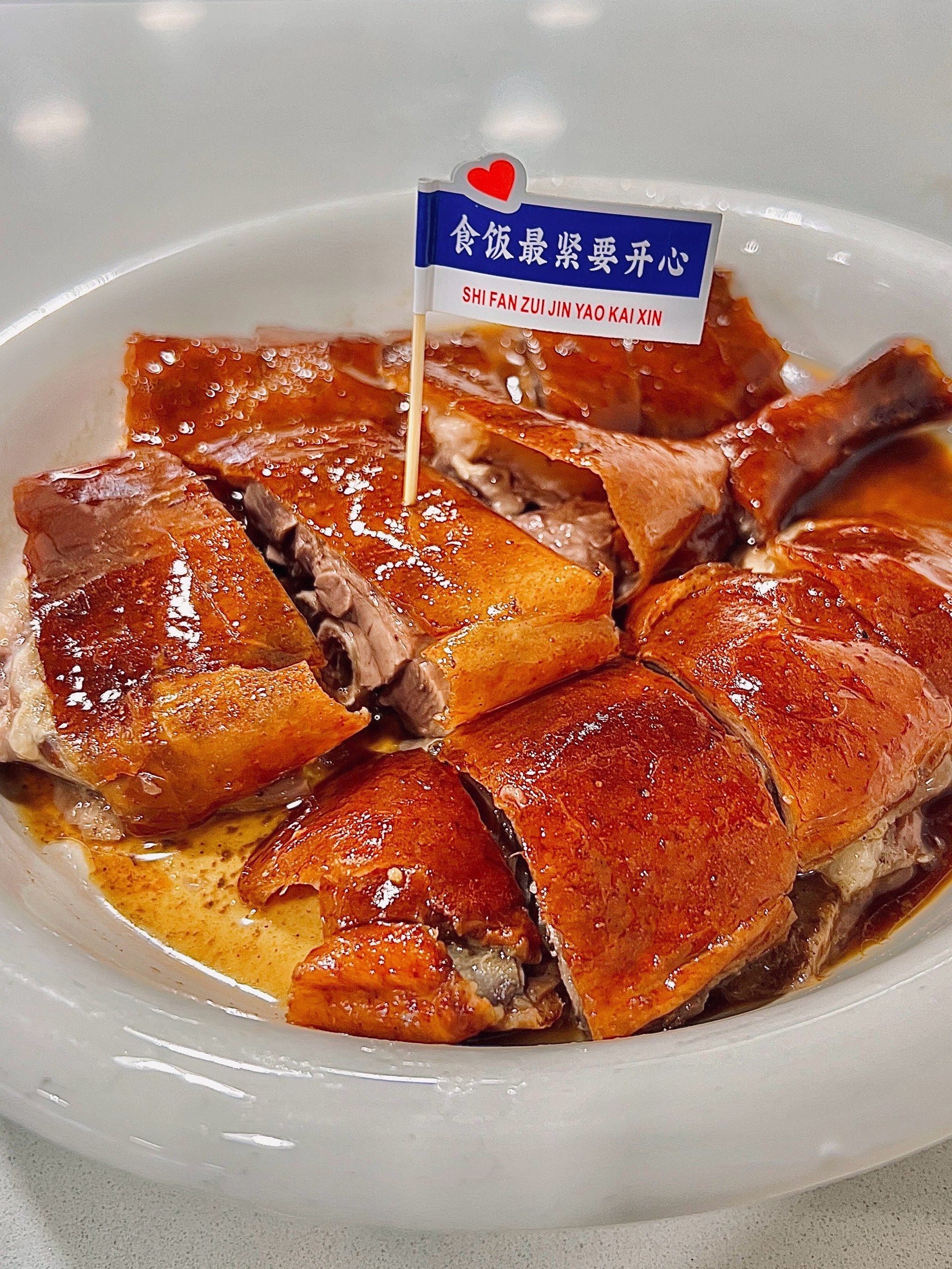 为了这碟玻璃脆皮烧鹅,值得专门来一趟南岸路!