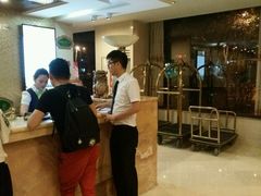大堂引领客人办理入住的帅哥-维也纳国际酒店·西安大雁塔大唐不夜城店