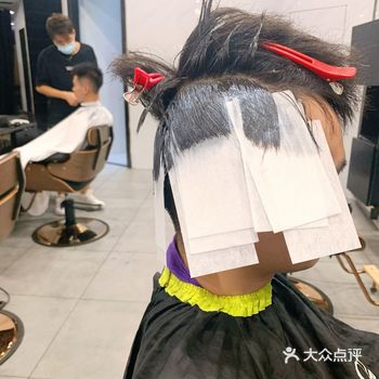 软化，一般是需要发型需要或顾客主张，软化相对比较自然