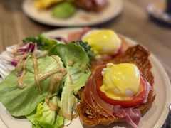 班尼迪克蛋火腿牛角包-Common Table · Brunch & Coffee