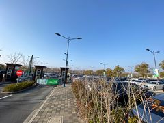 -奕欧来上海购物村停车场