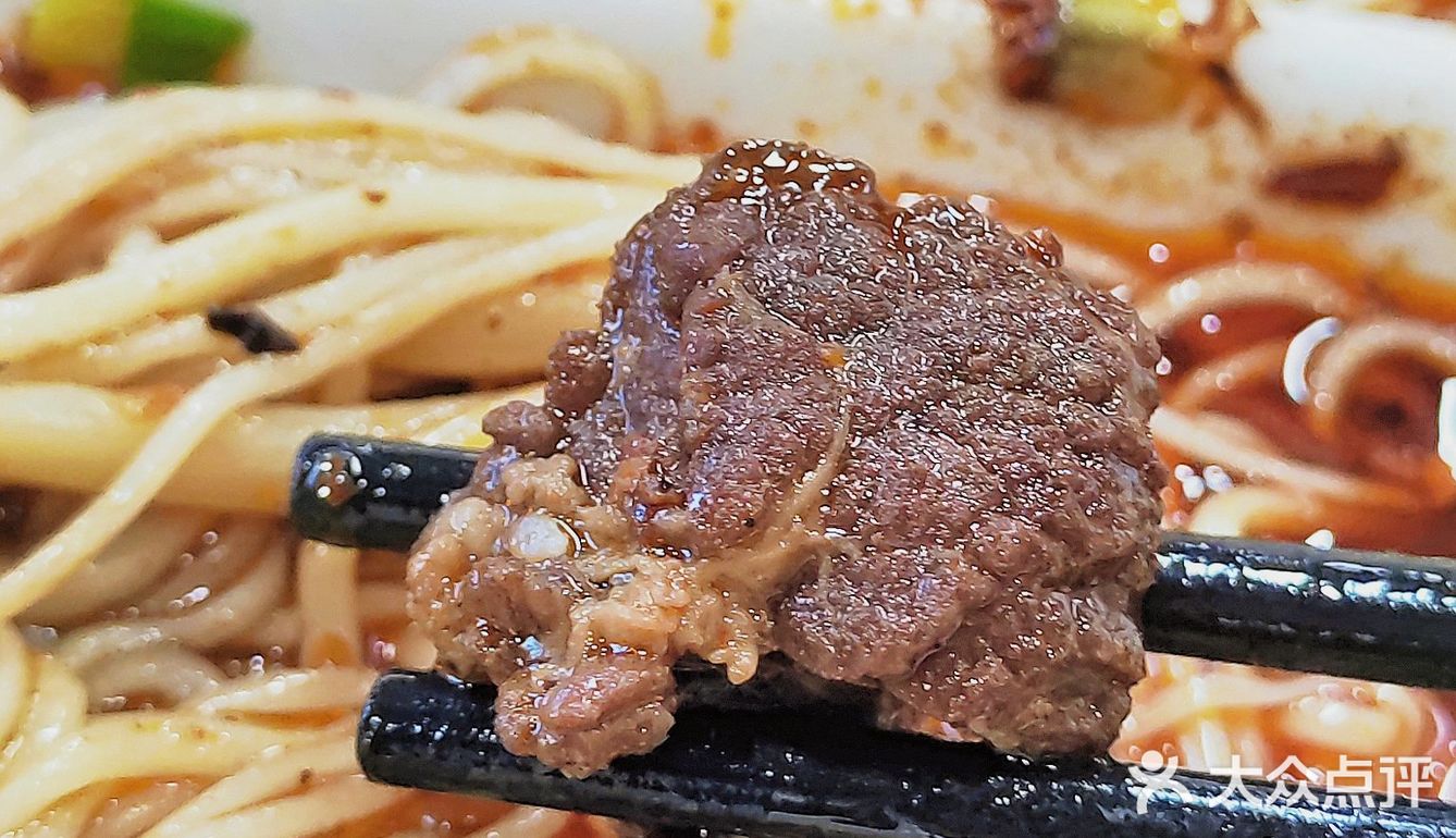 一碗能吃到两种口味的鸳鸯牛肉面还挺新奇的