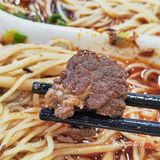 一碗能吃到两种口味的鸳鸯牛肉面还挺新奇的