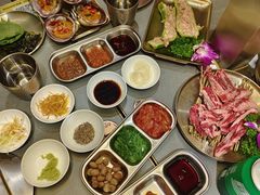 -围炉肉舍•炭烤活鳗•丹东海鲜烤肉(步行街店)