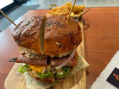 双蛋指椒牛肉汉堡-魏斯理汉堡(西安沣东吾悦店)