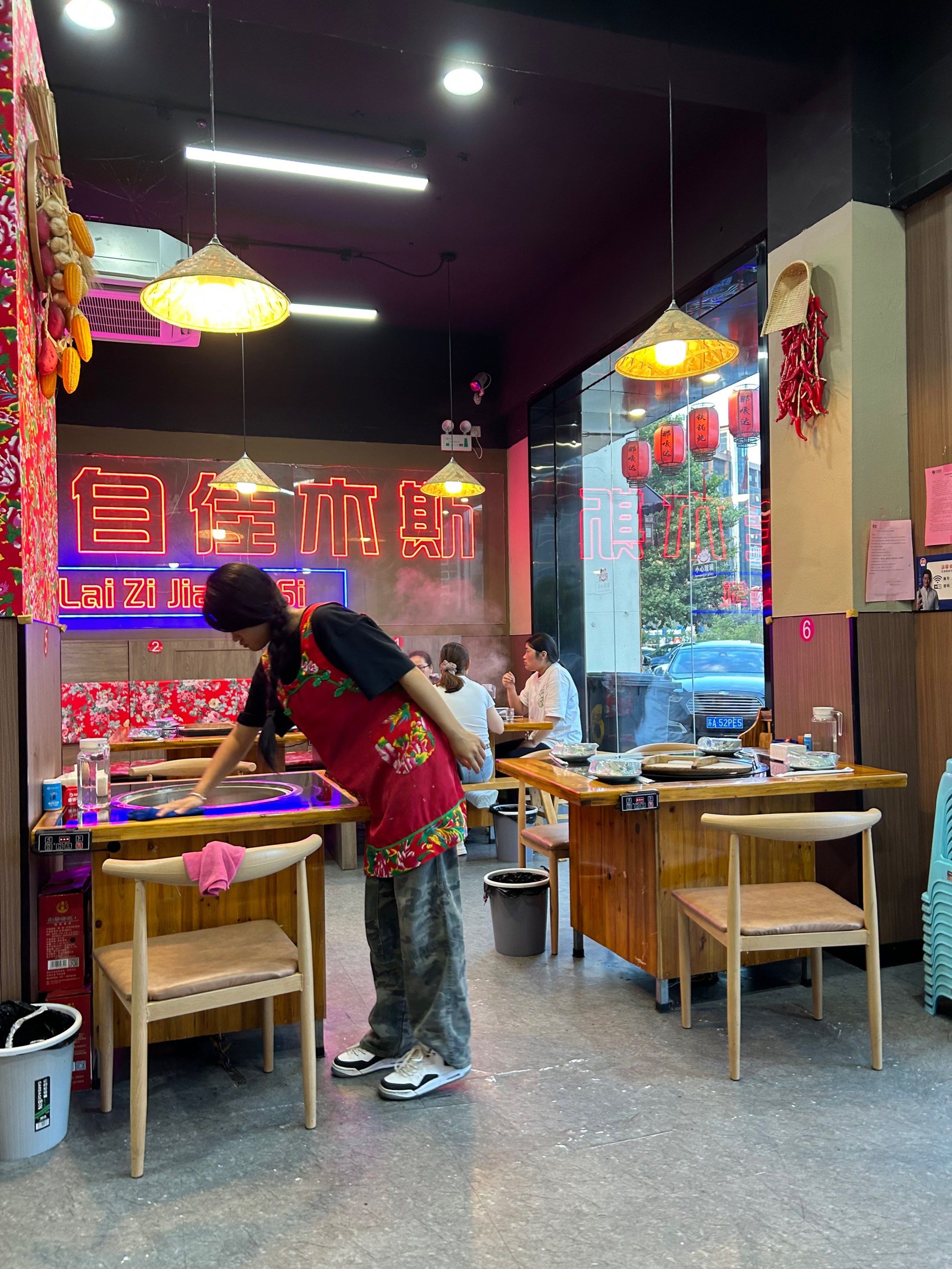 在这家中餐厅用餐体验非常愉快.服务员态度