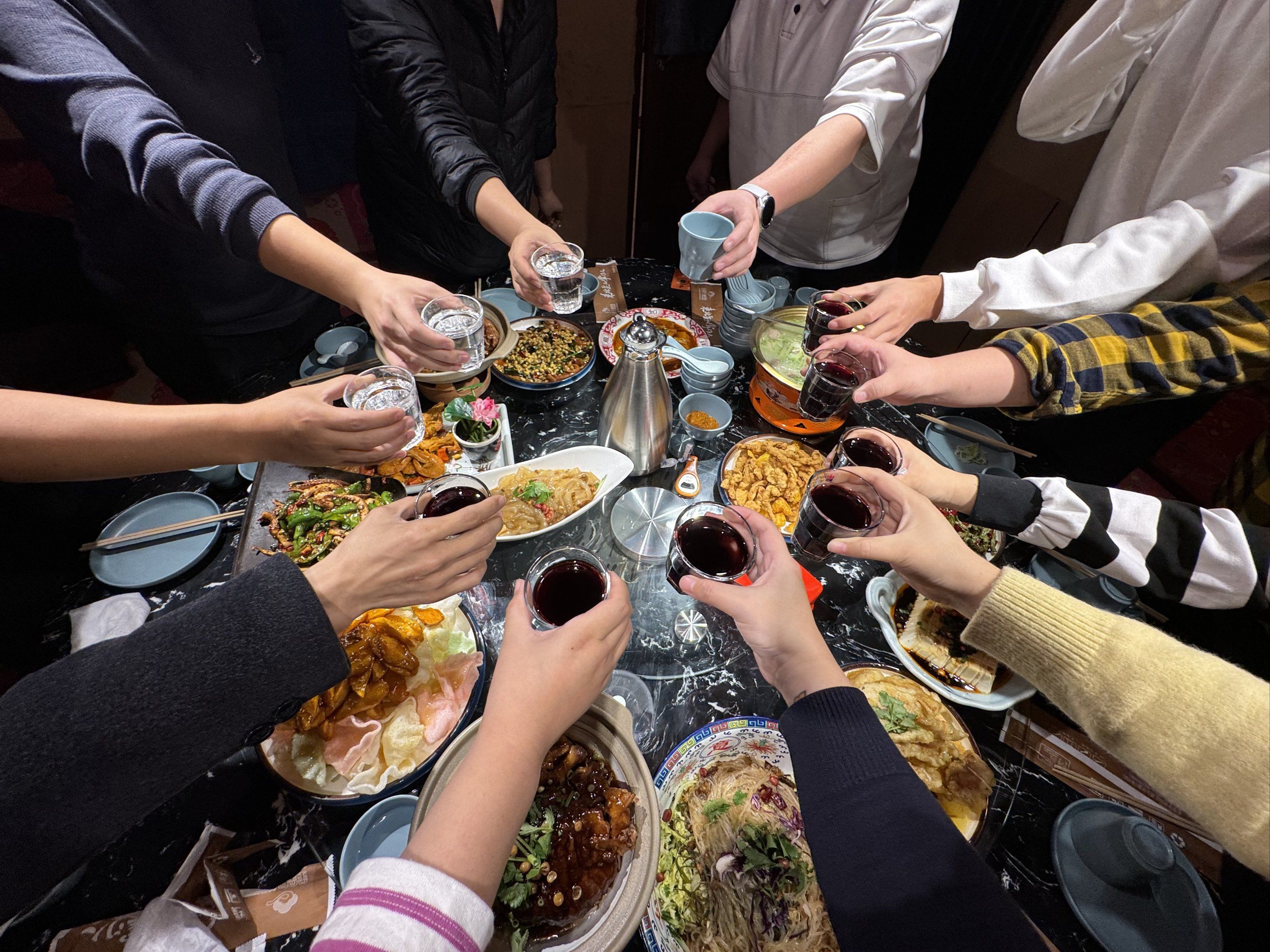 大家聚餐其乐融融