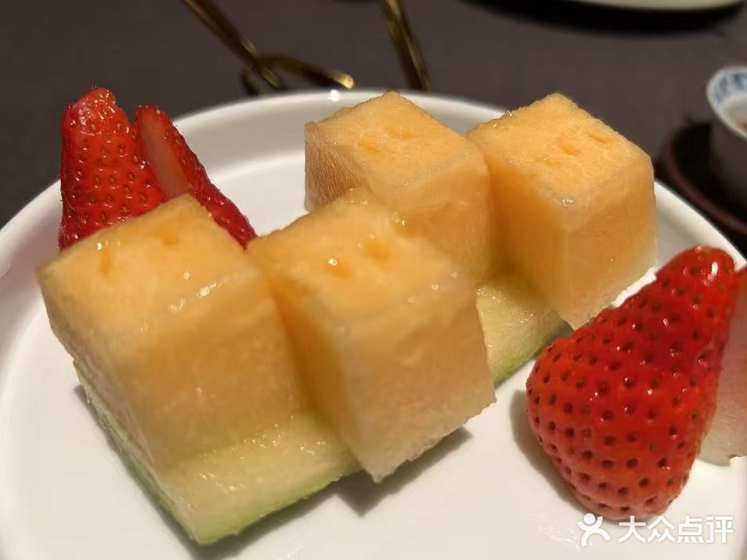 樽汇餐厅提供了一系列精致的菜品。热腾腾的酸辣汤