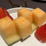 樽汇餐厅提供了一系列精致的菜品。热腾腾的酸辣汤