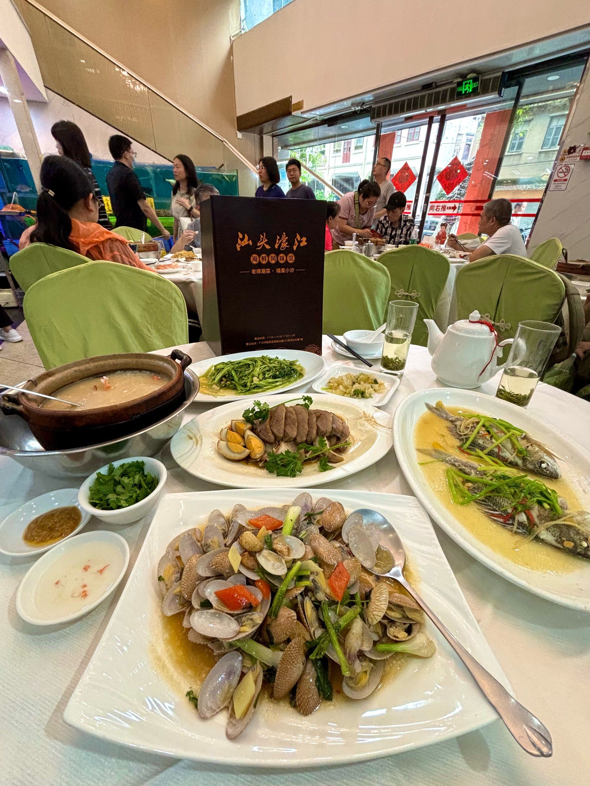 一周来三次.坐满阿公阿婆的潮汕菜