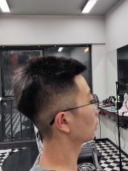 -15C7 男士理发馆 烫染专业店