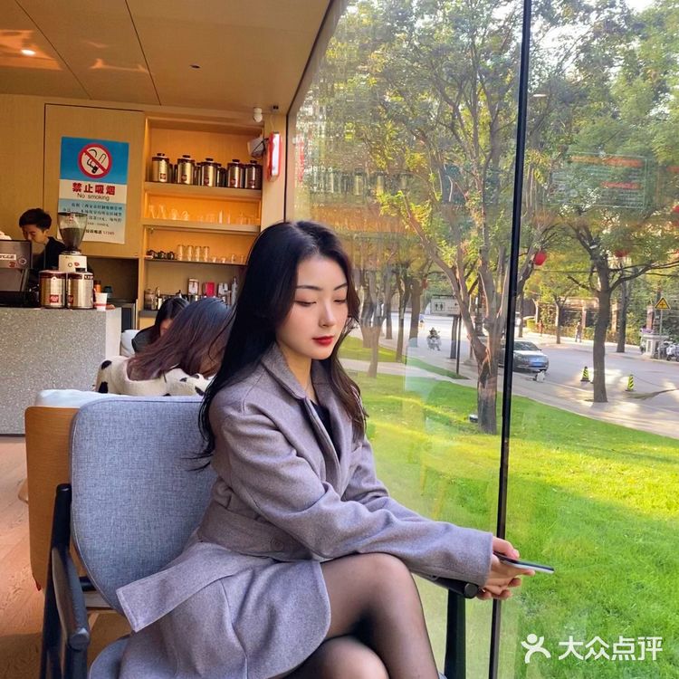 illy这里是一家超赞的外景玻璃拍摄咖啡店