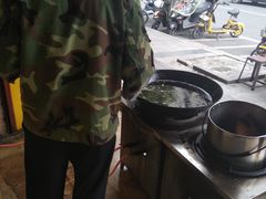 油炸鸭子现场-名山蔡鸭子