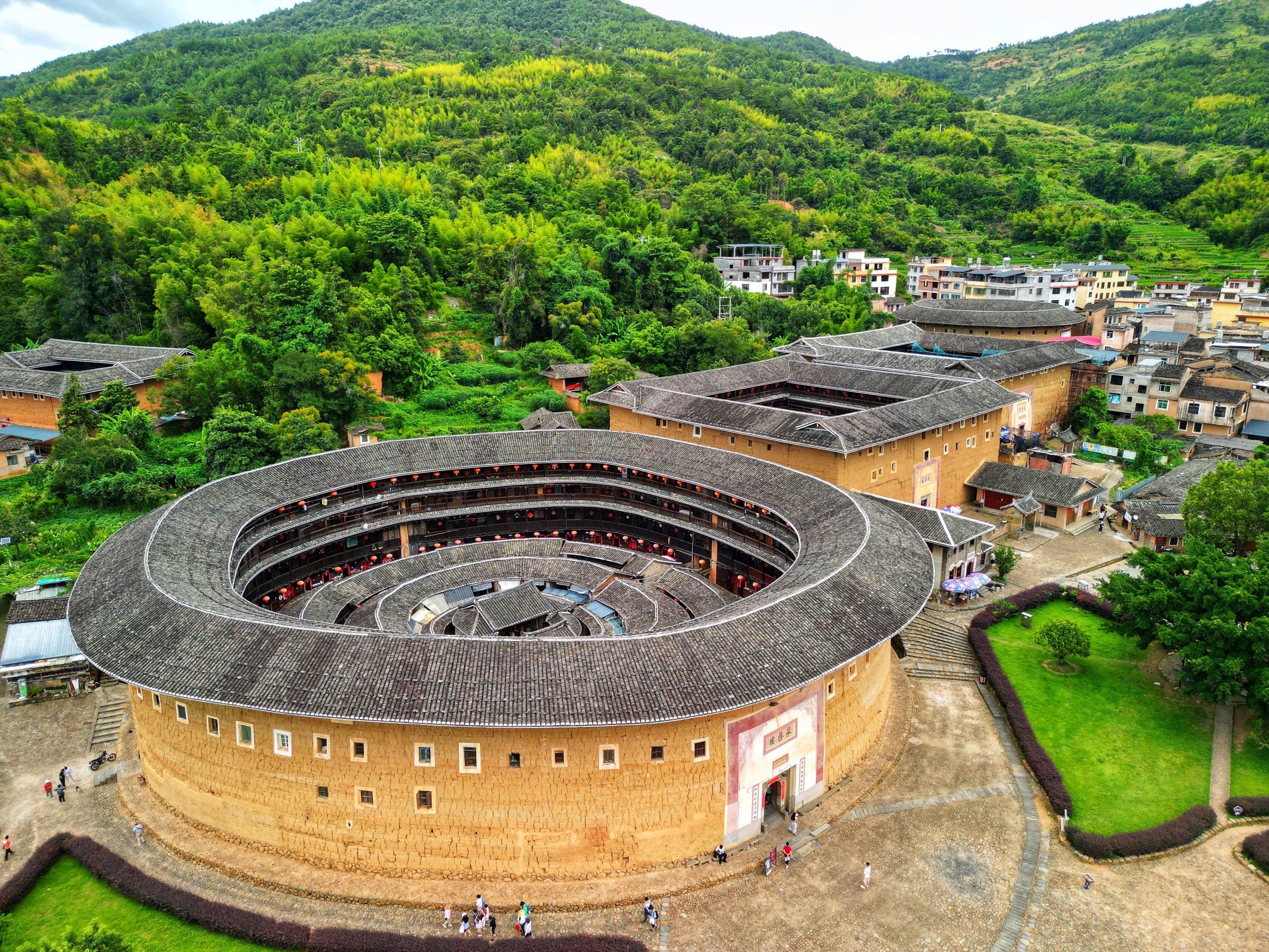 「土楼王·承启楼」
        因为台风,云水谣景区已经关闭,好在