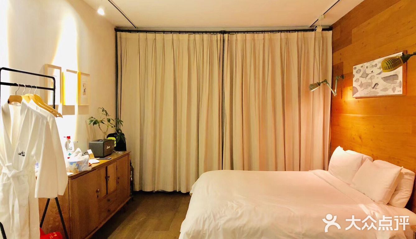 夜有一叶，日有一餐，足。此逍遥情人间少见。浮生可诗猫乎
