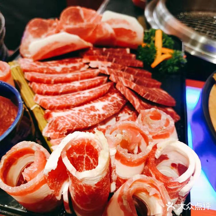 大口吃肉！干干干！ 就来瞳瞳瞳[加油]