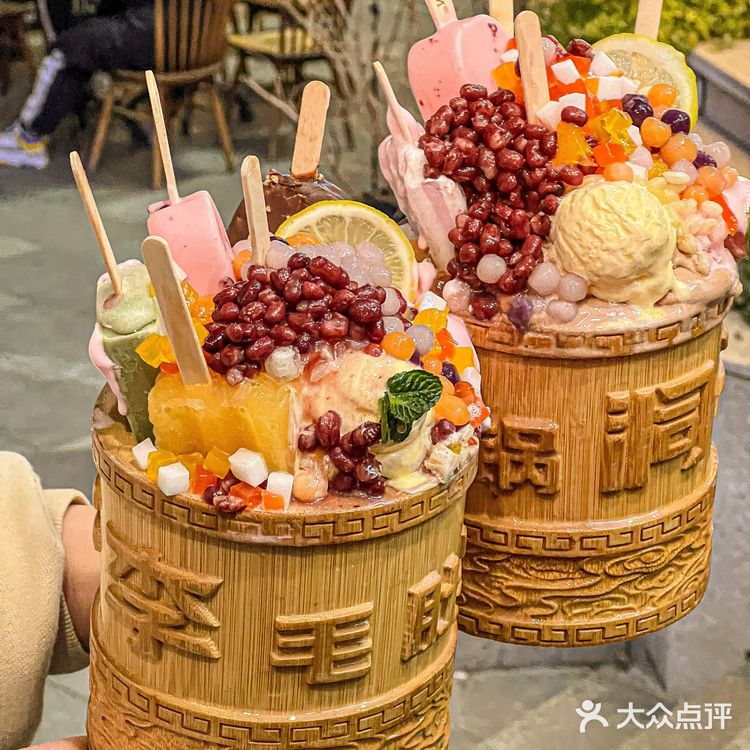 开来南京一定要吃的巨无霸冰激凌桶!料超多!