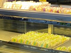 面包甜点陈列柜-鲍师傅糕点(江苏路店)