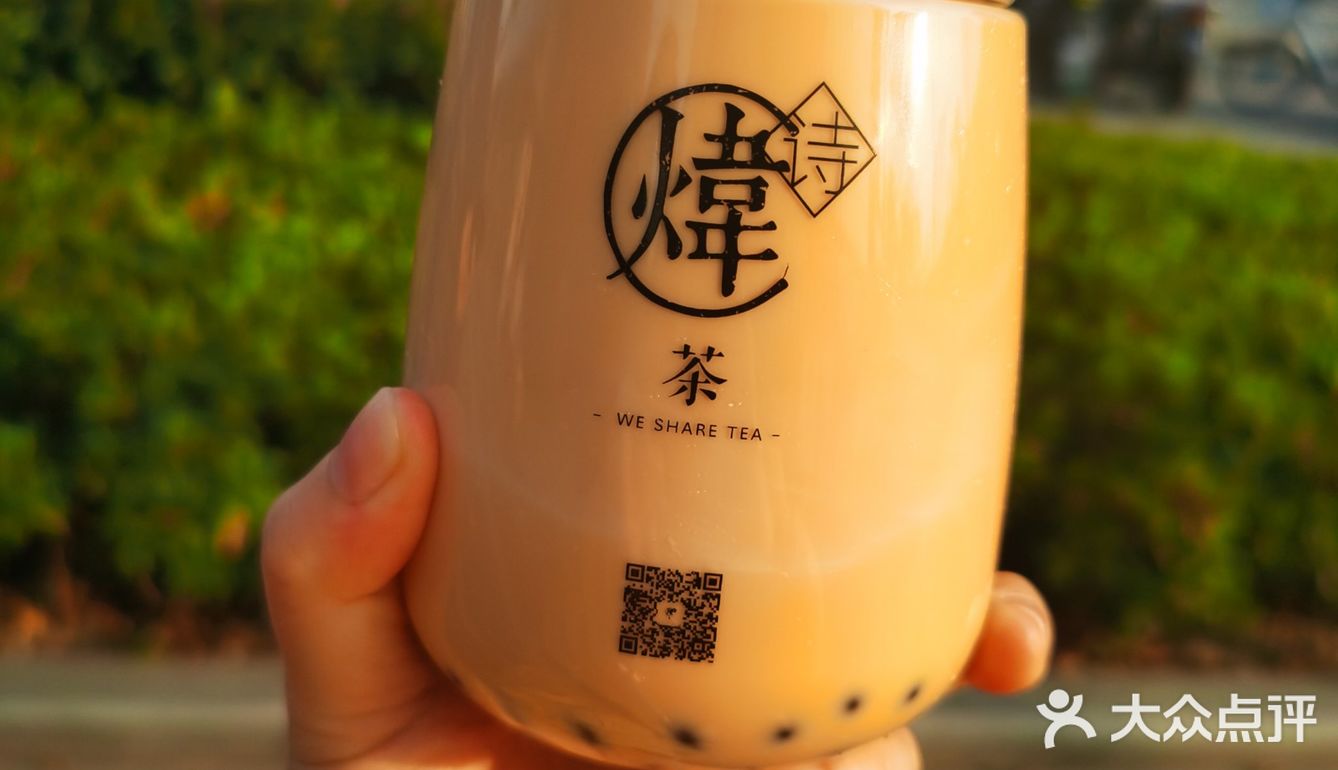 每人一杯奶茶，要的半糖的，所以味道很合口